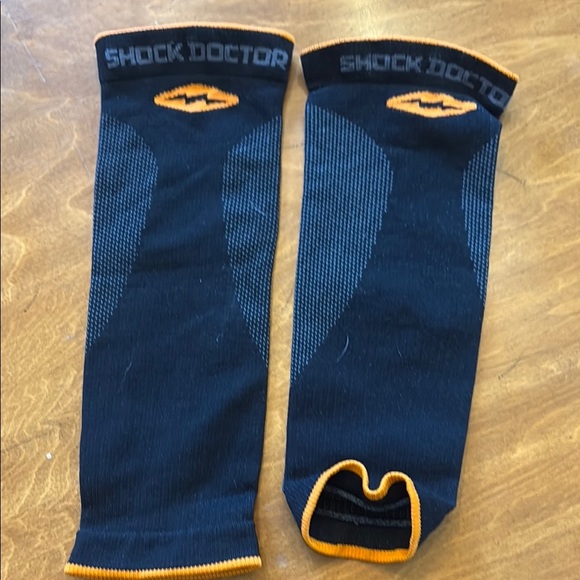 Shock Doctor Knee Sleeves - Picture 2 of 6
